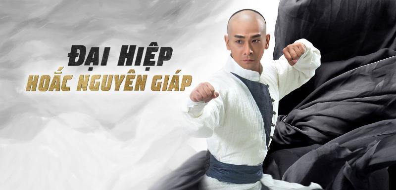 Diễn viên mặc trang phục cổ trang và sử dụng kiếm trong cảnh quay phim võ thuật, thể hiện nét đẹp của Wuxia